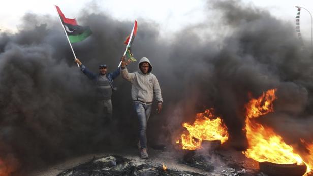 Im Chaos Flagge zeigen: Vor allem Milizen schaffen es, ihre politischen Ziele für Libyen zu artikulieren. Die Agenda der Regierung ist unklar