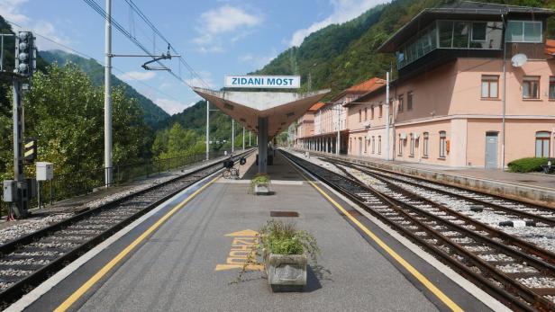 Ein Bahnhof wie früher, oder: Entschleunigung in Slowenien 