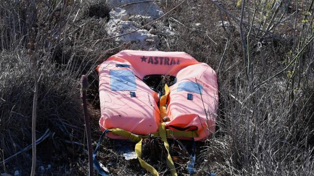 Fischerboot-Besatzung wollte Flüchtlingen den Motor stehlen: Vierjährige ertrunken