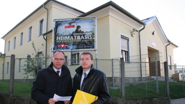 Schützend stellen sie sich vor die Kaserne in Horn: VP-Sicherheitssprecher Karner und Stadtchef Maier (v.li.) Kaserne Horn: Riesenwirbel um Schließungspläne