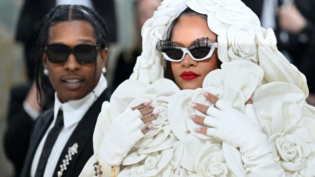 Rihannas Auftritt bei Met-Gala lässt Fans rätseln, ob sie verheiratet ist
