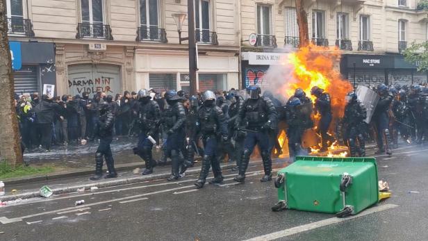 Police officer on fire in Paris protest