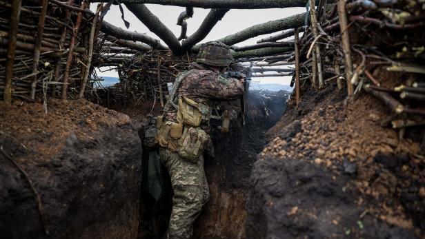Ukrainischer Soldat in einer Stellung bei Bachmut