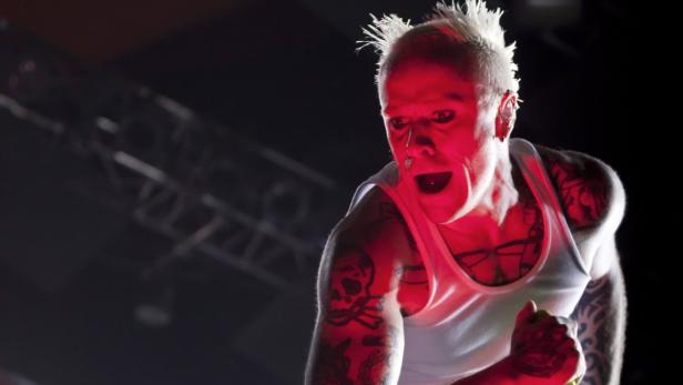 epa02236336 Vocalist, Keith Flint of British band The Prodigy performs on stage at the Roskilde Festival some 30 km west of Copenhagen, Denmark, 04 July 2010. The festival, which runs until 04 July 2010 is attended by some 75,000 rock fans. EPA/TORBEN CHRISTENSEN DENMARK OUT .