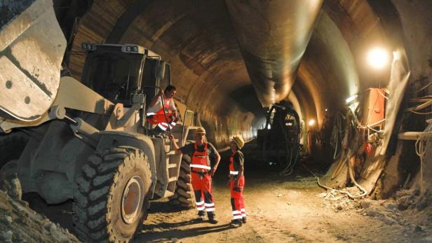 RNPS IMAGES OF THE YEAR 2010 - AUSTRIA - Construction workers wait at the entrance to the Koralm tunnel construction site is pictured in Frauental in Styria June 25, 2010. REUTERS/Herwig Prammer (AUSTRIA - Tags: POLITICS)