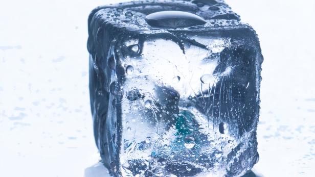 Schmelzender Eiswürfel, melting ice cube…