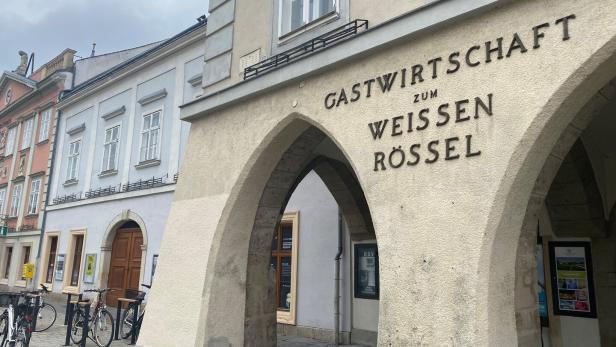 Das Lokal steht seit Jahren leer. Das Wirtshaus im Erdgeschoß des Rathauses wird bis 2028 umgebaut.