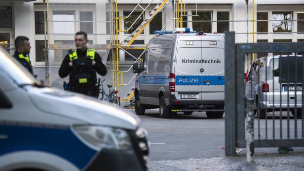 Berlin: Mann attackiert zwei Mädchen auf Schulhof mit Messer