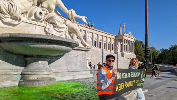 Demonstranten der "Letzten Generation" färbten Brunnen vorm Parlament grün
