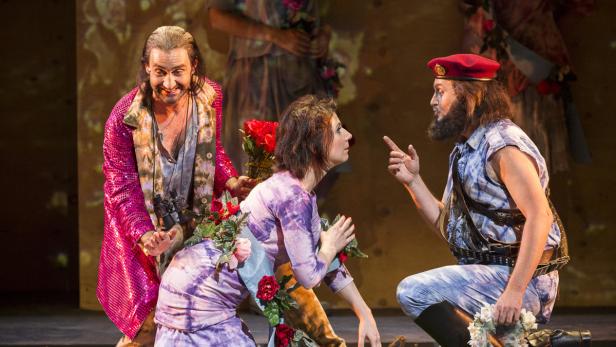 Sébastien Soulès (Popolani), Elisabeth Kulman (Boulotte) und Johannes Chum als Barbe-Bleue (v.l.).