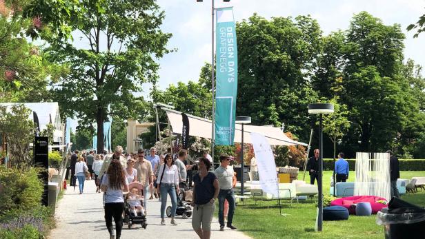 Besucher flanieren über das Gelände der Design Days Grafenegg.
