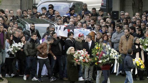 Nationale Trauer: Deportivo-Fans begleiten den Sarg des verstorbenen Anhängers durch La Coruña