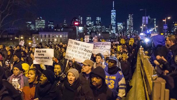 Die Welle des Protests ebbt nicht ab: Bei den jüngsten Protesten in New York gegen Rassismus und Polizeigewalt sind in der Nacht zum Freitag mehr als 200 Menschen festgenommen worden.