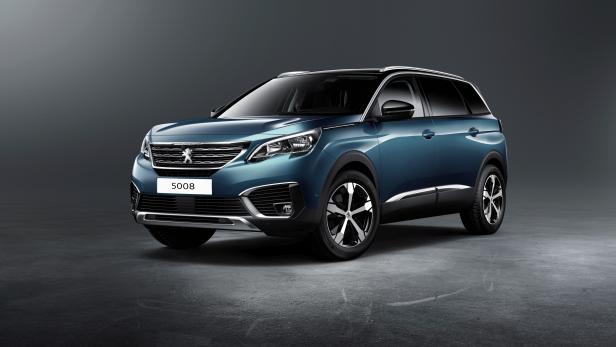 Ein blauer Peugeot 5008 vor einem grauen Hintergrund.