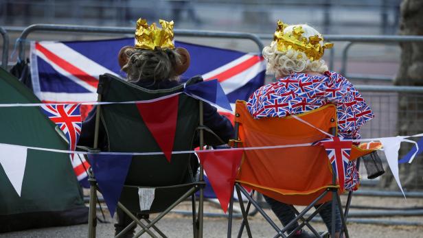 Fans campieren in London im Vorfeld der Krönungsfeierlichkeiten. 