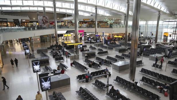 Passengers sit in the departure lounge in Terminal 2 at Heathrow Airport in London June 4, 2014. Heathrow&#039;s re-built Terminal 2 welcomed its first passengers today, as it began it&#039;s gradual re-opening. REUTERS/Neil Hall (BRITAIN - Tags: TRANSPORT BUSINESS TRAVEL)