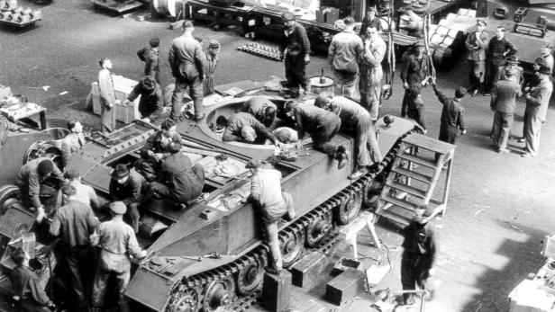 Panzer wurden im Nibelungenwerk serienmäßig ab 1942 gefertigt – zunehmend durch Zwangsarbeiter und KZ-Häftlinge.