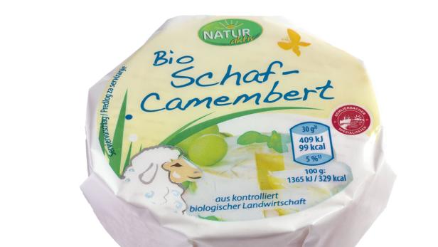 Ein verpackter Bio-Schaf-Camembert der Marke „Natur aktiv“.