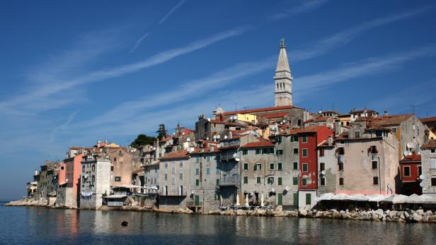 Die Küstenstadt Rovinj in Kroatien mit dem markanten Kirchturm im Hintergrund.