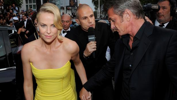 Charlize Theron und Sean Penn halten Händchen auf dem Filmfestival in Cannes.