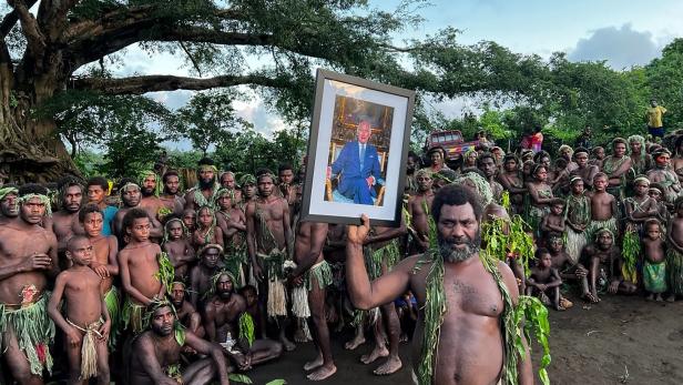 Pazifische Insel-Bewohner feiern Krönung mit großem Fest