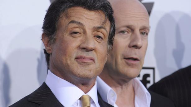 Sylvester Stallone und Bruce Willis posieren zusammen auf einem Event.