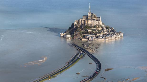 Die berühmte Klosterinsel Mont-Saint-Michel im Atlantik ist über den von Dietmar Feichtinger entworfenen Lauf- und Fahrsteg erreichbar