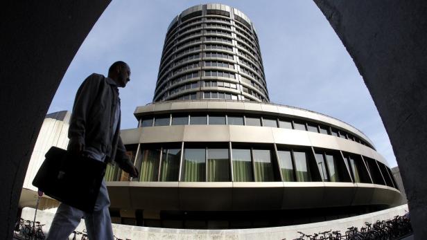 Ein Mann mit Aktentasche geht vor dem Gebäude der BIZ in Basel vorbei.