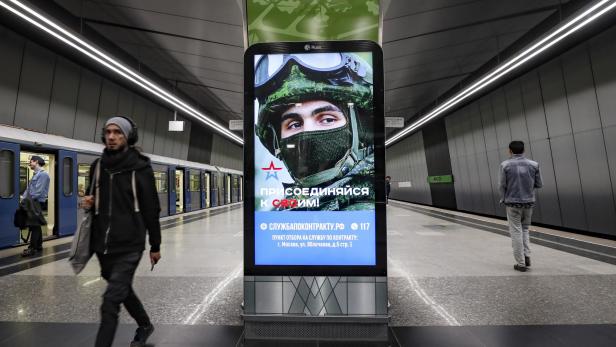 An advertising of service in the Russian army under a contract in Moscow