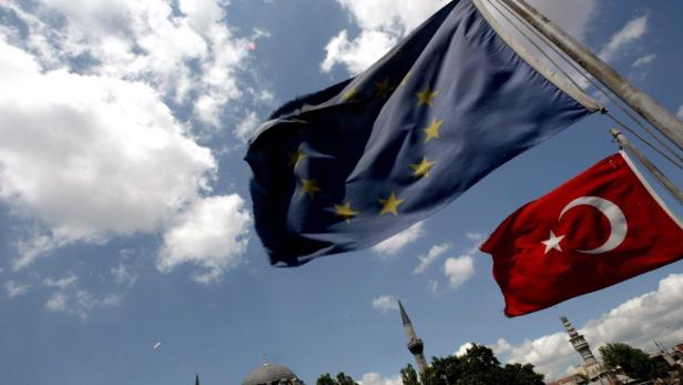 epa00734932 Turkish and EU flags front of a mosque at Ottoman Era in Istanbul, Turkey on Wednesday 07 June 2006. The first chapter of negotiations with Turkey for membership will open on June 12. EPA/TOLGA BOZOGLU