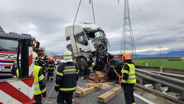 Aufräumarbeiten nach dem Unfall auf der S4 vor zwei Wochen. Ein Lkw fuhr gegen einen Pkw.