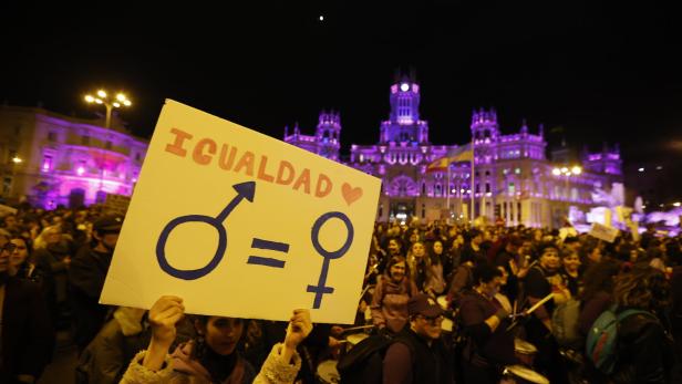 Demonstration für dem Rathaus in Madrid am Weltfrauentag 2023