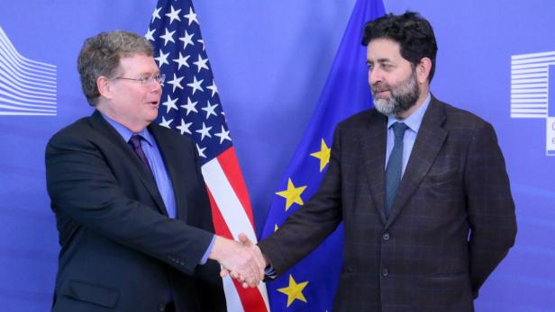 Der Spanier Ignacio Garcia Bercero (rechts) verhandelt für die EU mit den Amerikanern, deren Delegation von Dan Mullaney angeführt wird.