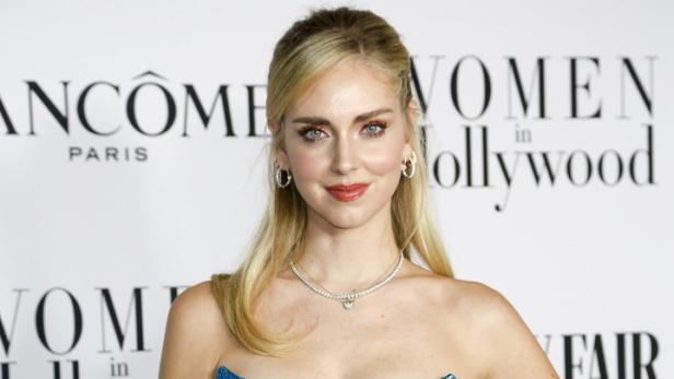 Chiara Ferragni in einem glitzernden, blauen Minikleid auf einer Veranstaltung von Vanity Fair und Lancôme.