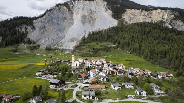 Evakuierung: Zwei Millionen Kubikmeter Fels rutschen auf Schweizer Dorf zu