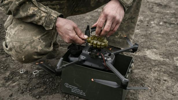 Im Grabenkampf: Russischer Kämpfer ergibt sich ukrainischer Drohne
