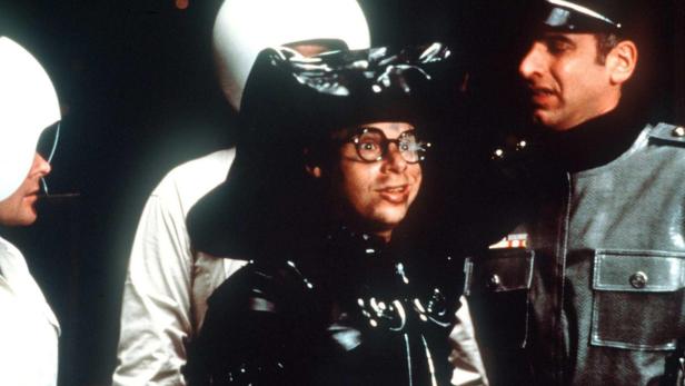 Rick Moranis als Dark Helmet mit anderen Schauspielern in „Spaceballs“.