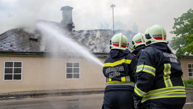 Sieben Feuerwehren bei Dachstuhlbrand im Bezirk Mödling im Einsatz
