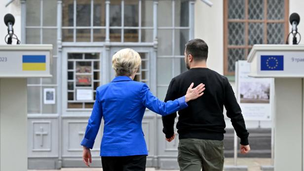 EU-Kommissionspräsidentin Ursula von der Leyen und der ukrainische Präsident Wolodymyr Selenskij 