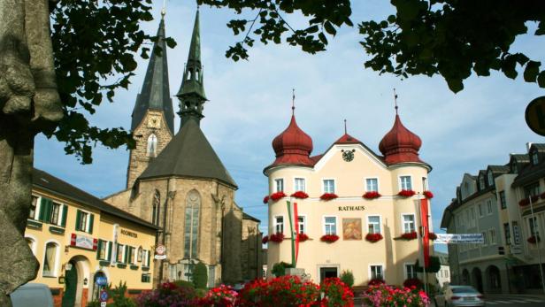 Das Rathaus und eine Kirche in Oberndorf bei Salzburg, Österreich.