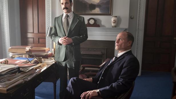 Justin Theroux und Woody Harrelson in „White House Plumbers“