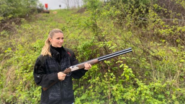 Der Umgang mit der Waffe will geübt sein: Viktoria Wurmbrand-Stuppach beim Schießtraining