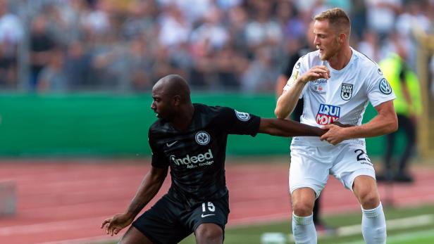 Spielszene zwischen dem SSV Ulm 1846 und Eintracht Frankfurt.
