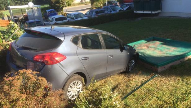 An dieser Sandkiste in einem Garten endete die motorisierte Flucht des Verdächtigen