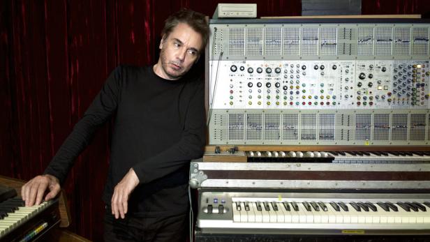 Jean Michel Jarre hat in seinem Studio elektronische Instrumente aus vier Dekaden stehen.