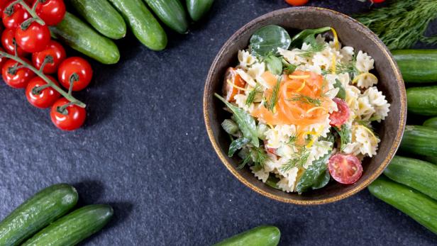 Gartenfrisch aus dem Kochsalon: Cremiger Nudelsalat mit Mini-Gurken und Räucherlachs