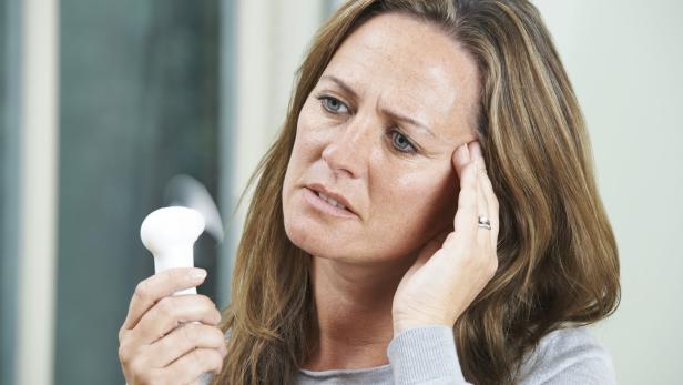 Hitzewallungen in der Menopause: Erste Arznei ohne Hormone zugelassen