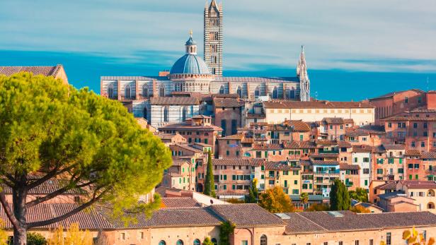Blick auf die mittelalterliche Stadt Siena in der Toskana mit dem Dom im Hintergrund.
