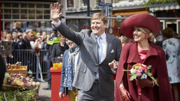 866.000 Euro bekommt der niederländische König (im Bild mit seiner Frau Maxima) 2016. Ob er diese stolze Summe versteuern muss, darüber wird debattiert.