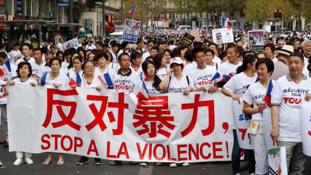 Miktglieder des chinesischen Kommunity demonstrieren gegen Gewalt in Paris